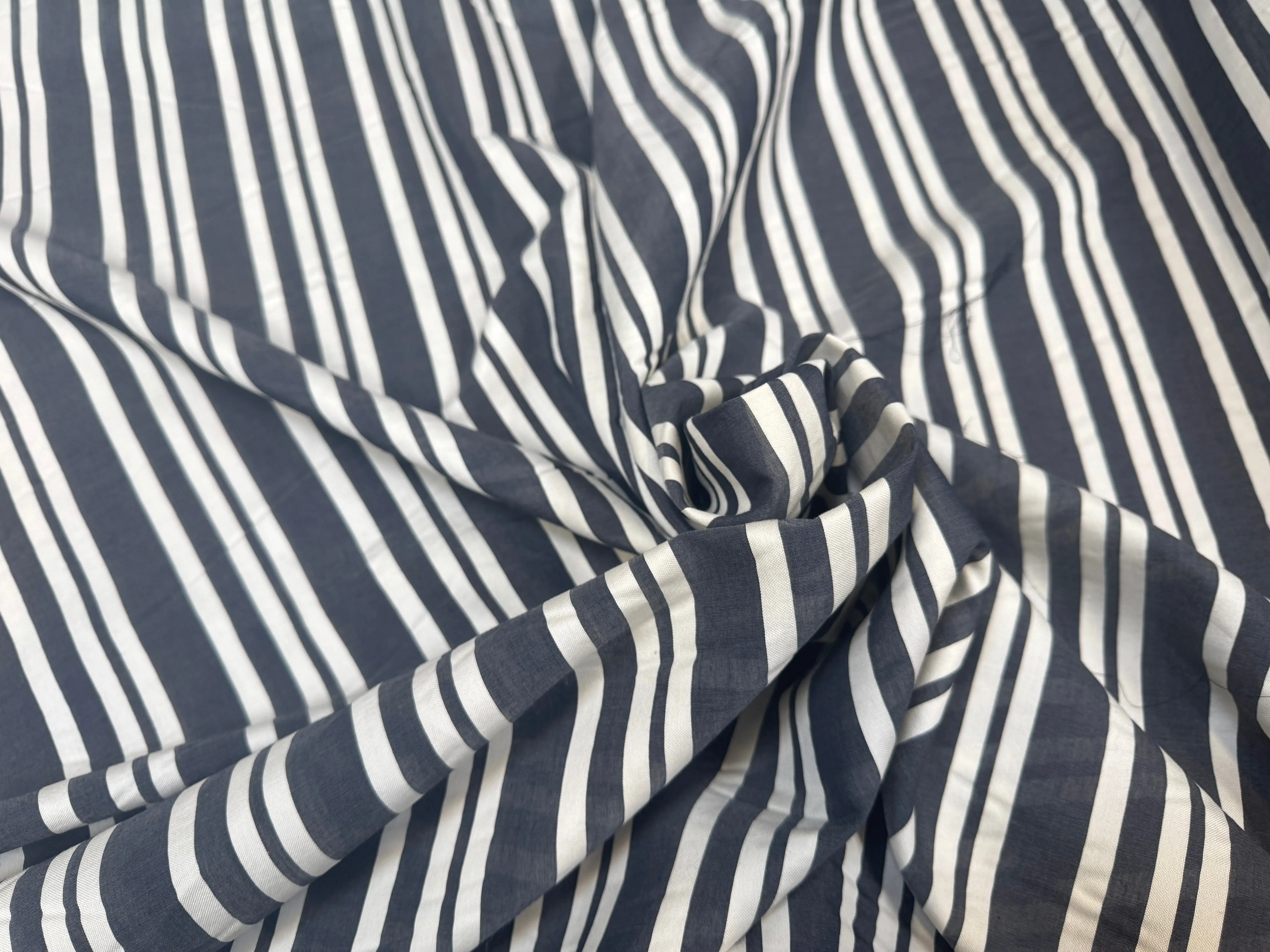 Des matières nobles pour coudre des robes enfant inoubliables